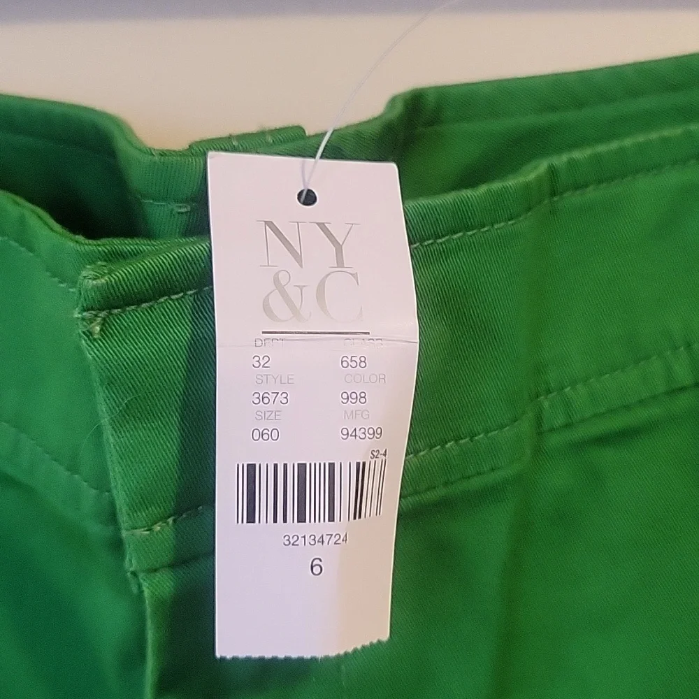 NEW YORK & COMPANY SHORTS - Picture 3 of 5